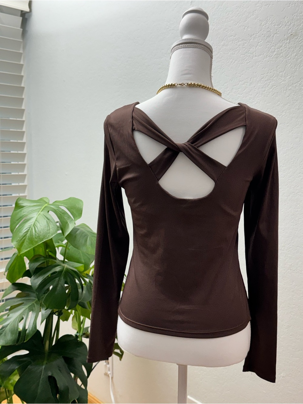 Women's Brown Long-Sleeve Twist-Back Top